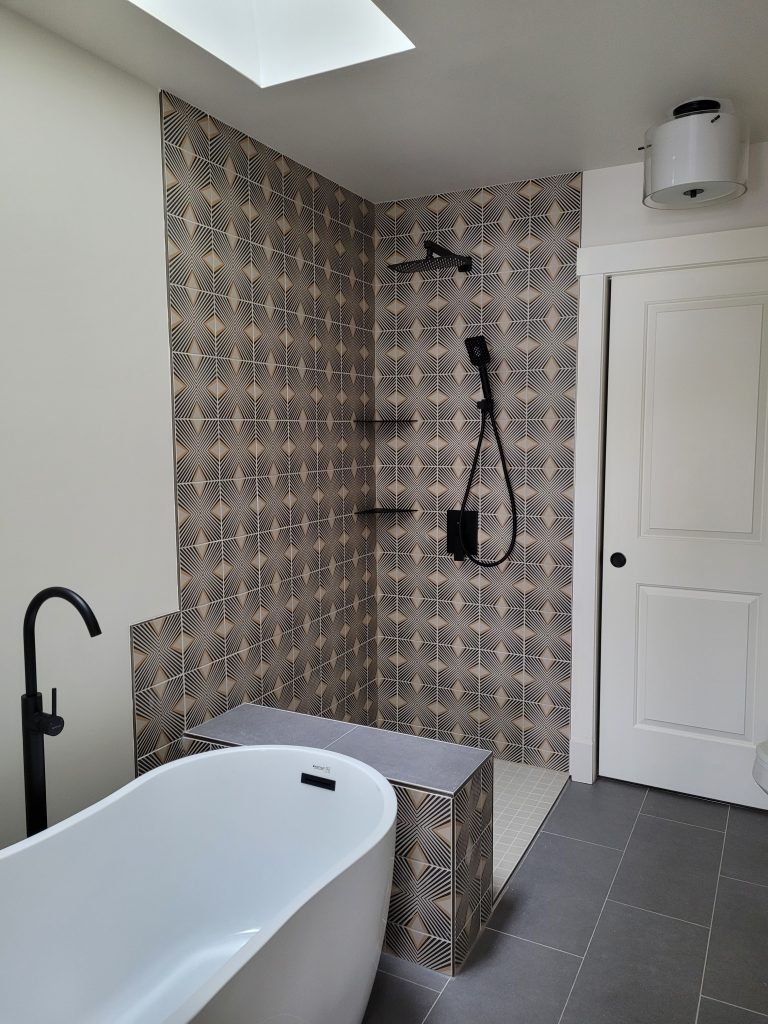 Patterned-tile ensuite